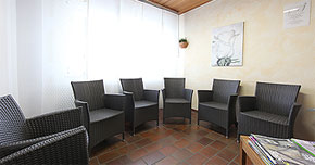 Nehmen Sie Platz! Wir bem�hen uns, Ihre Wartezeit so kurz wie m�glich zu halten.